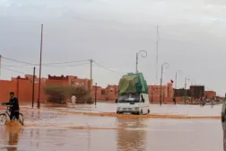 سيارة تسير عبر شارع غمرته المياه بعد الفيضانات في منطقة زاكورة بالمغرب في 7 سبتمبر 2024 (أ.ف.ب)