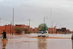 7 Eylül 2024'te Fas'ın Zagora bölgesinde meydana gelen sellerin ardından sular altında kalan bir sokak (AFP)