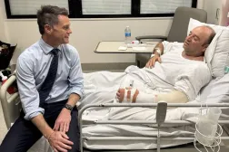 كريس مينز حاكم نيو ساوث ويلز خلال زيارة لأحمد الأحمد في المستشفى (حساب مينز عبر منصة «إكس»)