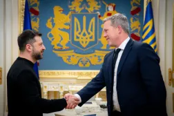  In this photo provided by the Ukrainian Presidential Press Office, Ukrainian President Volodymyr Zelenskyy, left, shakes hands with US Secretary of the Army Dan Driscoll in Kyiv, Ukraine, Thursday, Nov. 20, 2025. (Ukrainian Presidential Press Office via AP)