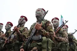 قوات من الجيش السوري أثناء عرض عسكري بدير الزور يوم 8 ديسمبر (إكس)