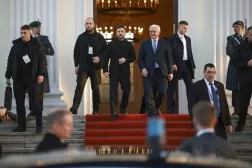 Almanya Cumhurbaşkanı Frank-Walter Steinmeier ve Ukrayna Cumhurbaşkanı Volodimir Zelenskiy dün Berlin'deki Bellevue Sarayı'ndan ayrılırken (EPA)