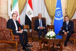 عراقجي وغروسي مع عبد العاطي خلال لقاء في القاهرة سبتمبر الماضي (الخارجية المصرية)