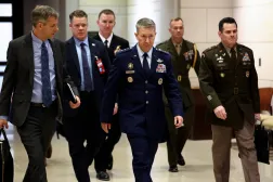 رئيس هيئة الأركان المشتركة الجنرال دان كين لدى وصوله إلى مبنى الكابيتول في واشنطن العاصمة لتقديم إحاطة لأعضاء مجلس الشيوخ حول الوضع في فنزويلا (رويترز)