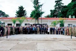 Ordu Komutanı General Rudolph Heykel, pazartesi günü güneyde silahsızlanma planının ilk aşamasının uygulanmasını gözden geçirmek üzere yaptığı ziyarette büyükelçiler, diplomatlar ve askeri ataşelerle bir araya geldi (Yönlendirme Müdürlüğü)