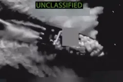 ABD Savunma Bakanı Pete Hegseth'in sunduğu videodan alınan arşiv görüntüleri, Doğu Pasifik Okyanusu'nda uyuşturucu kaçakçılığı yapan bir teknenin hedef alınmasını gösteriyor (AFP)