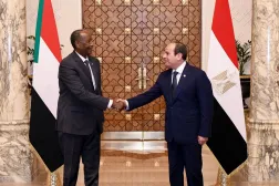 الرئيس المصري عبد الفتاح السيسي يصافح قائد الجيش السوداني الجنرال عبد الفتاح البرهان في القاهرة 18 ديسمبر 2025 (أ.ف.ب) 