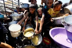Palestinians wait to receive food from a charity kitchen after the global hunger monitor, in Gaza City, August 28, 2025. REUTERS/Mahmoud Issa/File Photo