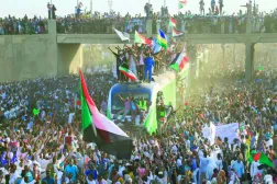 Aralık 2019’da, Atbara kentinden gelen kalabalıklar, başkent Hartum’daki mevkidaşlarıyla birlikte devrim yıl dönümünü kutluyor (AFP)