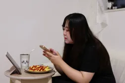 32 yaşındaki Yurina Noguchi, Tokyo'daki evinde akşam yemeği sırasında ChatGPT uygulaması aracılığıyla yapay zeka ortağı Klaus ile sohbet ediyor (Reuters).