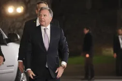 ستيف ويتكوف المبعوث الخاص للرئيس دونالد ترمب في دار المستشارية في برلين (إ.ب.أ)