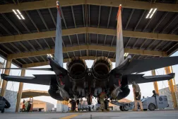 ABD askerleri, cuma günü Suriye'deki DEAŞ hedeflerine saldırmak üzere havalanmadan önce bir F-15E savaş uçağına mühimmat yüklüyor (AFP)