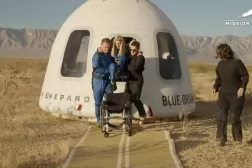 Alman mühendis Michaela Benthaus, New Shepard roket kapsülünden inerken (Reuters)