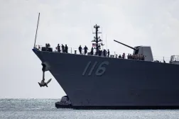 المدمرة الأميركية «يو إس إس توماس هودنر» (DDG-116) المزودة بصواريخ موجهة تغادر ميناء بونسي في بورتوريكو وسط تحركات عسكرية مستمرة... وذلك في 20 ديسمبر 2025 (رويترز)