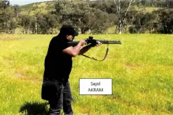 نافيد أكرم المتهم في حادثة إطلاق النار خلال احتفال يهودي على شاطئ بونداي في 14 ديسمبر يُجري تدريبات على استخدام الأسلحة النارية في موقع يُشتبه في أنه في ولاية نيو ساوث ويلز (رويترز)