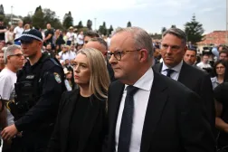 21 December 2025, Australia, Sydney: Australian Prime Minister Anthony Albanese (R) and his wife Jodie Haydon attend a National Day of Reflection vigil and commemoration for the victims and survivors of the Bondi Massacre at Bondi Beach in Sydney. (Dean Lewins/AAP/dpa)