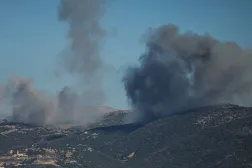 الدخان يتصاعد من موقع غارة إسرائيلية استهدفت جنوب لبنان في 18 ديسمبر 2025 (أ.ف.ب)