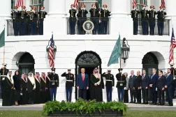 من مراسم استقبال ولي العهد السعودي الأمير محمد بن سلمان في الحديقة الجنوبية بالبيت الأبيض نوفمبر 2025 (أ.ف.ب)