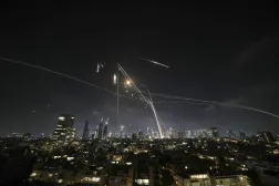 أنظمة الدفاع الجوي الإسرائيلية أثناء تصديها للصواريخ الإيرانية فوق تل أبيب في يونيو الماضي (أ.ب)