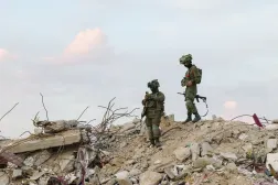 جنديان إسرائيليان في رفح جنوب قطاع غزة (رويترز)