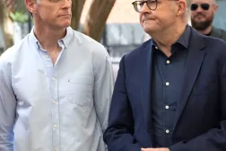 رئيس وزراء ولاية نيو ساوث ويلز كريس مينز (يسار) ونظيره الأسترالي أنتوني ألبانيزي (يمين) يحضران غداءً بمناسبة عيد الميلاد استضافته مؤسسة القس بيل كروز بسيدني الخميس (إ.ب.أ)