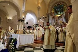 قداس منتصف الليل في كنيسة المهد ببيت لحم في فلسطين المحتلة (رويترز)