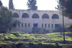 آلية عسكرية إسرائيلية في مستوطَنة سنور قرب مدينة جنين بالضفة الغربية المحتلة يوم الخميس (إ.ب.أ)