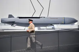 جندي بريطاني يمر أمام صاروخ «ستورم شادو» في معرض فارنبورو للطيران بلندن في 17 يوليو 2018 (أ.ف.ب)