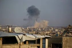 الدخان يتصاعد بعد انفجارات نفذها الجيش الإسرائيلي داخل الخط الأخضر شمال شرقي بيت لاهيا بغزة (أ.ف.ب)