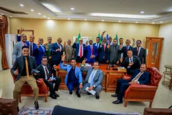 رئيس أرض الصومال عبد الرحمن محمد عبد الله «عرّو» ومساعدوه يرفعون علامة النصر بعد اعتراف إسرائيل بالإقليم دولة مستقلة (حساب عرو عبر منصة «إكس»)