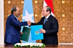 الرئيس المصري عبد الفتاح السيسي ونظيره الصومالي حسن شيخ محمود يوقِّعان في يناير 2025 إعلاناً مشتركاً لترفيع العلاقات إلى «شراكة استراتيجية شاملة» (الرئاسة المصرية)