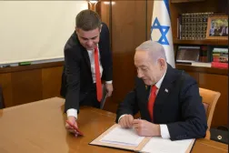 نتنياهو خلال توقيع الاعتراف... ويهاتف رئيس أرض الصومال (الحكومة الإسرائيلية)