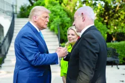 ترمب يستقبل نتنياهو وزوجته سارة عند المدخل الجنوبي للبيت الأبيض 7 يوليو 2025 (د.ب.أ)