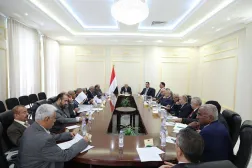 العليمي مجتمعاً مع هيئة المستشارين (سبأ)