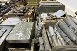 بعض المضبوطات التي وجدها الأمن السوري (وزارة الداخلية - «فيسبوك»)