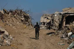 مقاتل من «كتائب القسام» التابعة لـ«حماس» يتابع البحث عن جثث رهائن إسرائيليين بمشاركة عناصر الصليب الأحمر وسط مخيم جباليا شمال غزة... 1 ديسمبر 2025 (إ.ب.أ)