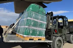 جانب من عملية تفريغ حمولة الطائرة السعودية الإغاثية في مطار العريش بمصر (واس)