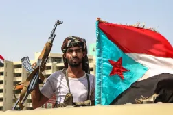 Aden’de, Yemen’in kuzeyinden ayrılmayı savunan Güney Geçiş Konseyi yanlısı silahlı bir kişi. (AFP)