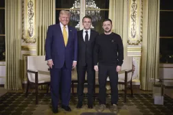 ABD Başkanı Donald Trump, Ukrayna Devlet Başkanı Zelenskiy ve Fransa Cumhurbaşkanı Macron, geçen yıl Elysee Sarayı'nda düzenlenen üçlü toplantı öncesinde (DPA)