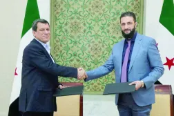 Suriye Devlet Başkanı Ahmed Şara (sağda), Suriye Demokratik Güçleri lideri Mazlum Abdi ile Başkent Şam’da 10 Mart 2025’te bir araya geldi  (SANA)