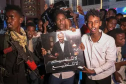 Somali'nin başkenti Mogadişu’da İsrail'in Somaliland’ı tanımasını reddeden protestocular, ülkenin normalleşmesine ve bölünmesine karşı bir afiş açtı. (Reuters)