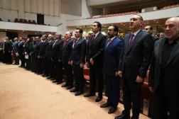 نواب يحضرون الجلسة الأولى للبرلمان السادس في بغداد (أ.ف.ب)