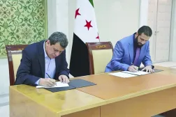 Suriye Cumhurbaşkanı Ahmed eş-Şera ve Suriye Demokratik Güçleri (SDG) lideri Mazlum Abdi, SDG'yi Suriye ordusuna entegre etme anlaşmasını imzalarken, 10 Mart 2025 (EPA)