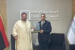 صورة وزعتها مفوضية الانتخابات للقاء رئيسها السايح مع البرعصي