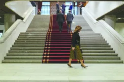 أعضاء في البرلمان العراقي الجديد في طريقهم إلى مكان انعقاد جلستهم الأولى في بغداد (أ.ف.ب)