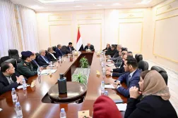 اجتماع لمجلس الدفاع الوطني اليمني برئاسة العليمي (سبأ)