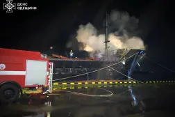 Odessa bölgesindeki liman altyapısını hedef alan Rus hava saldırısının ardından olay yerinde çalışan Ukraynalı kurtarma ekiplerine ait arşivim (EPA)