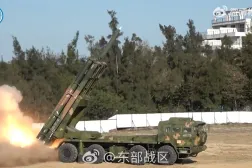 قاذفة صواريخ صينية تطلق النيران في موقع غير معلن (أ.ف.ب)