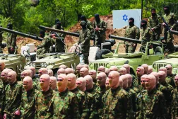 مقاتلو «حزب الله» يؤدون القسم خلال تدريب عسكري مُنظم في معسكر بقرية عرمتى جنوب لبنان (أرشيفية - د.ب.أ)