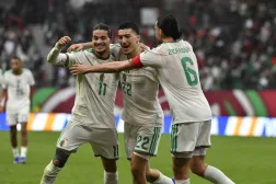 فرحة جزائرية بالهدف الأول (إ.ب.أ)